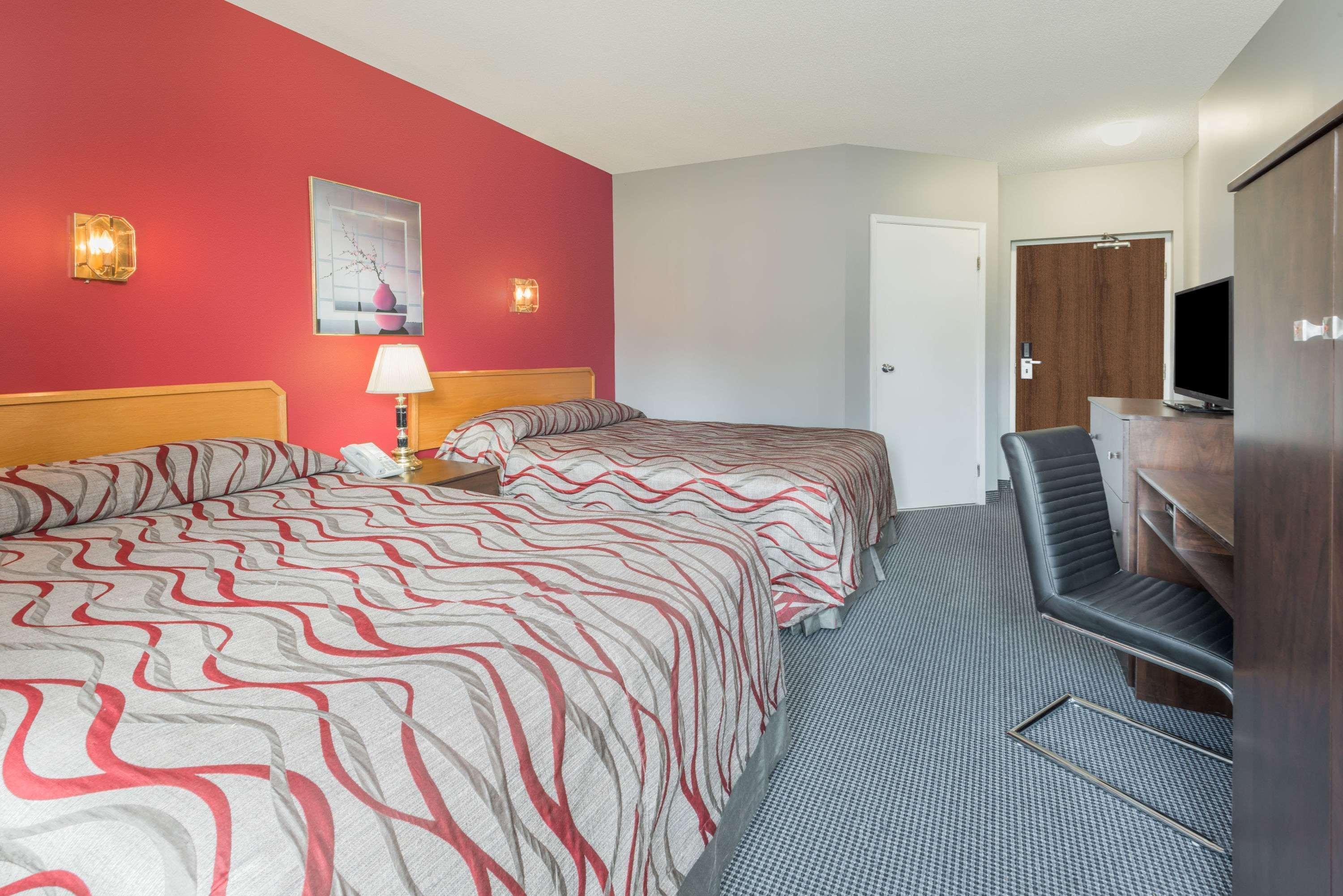 Отель Super 8 Mount Hope/Hamilton International Airport Экстерьер фото