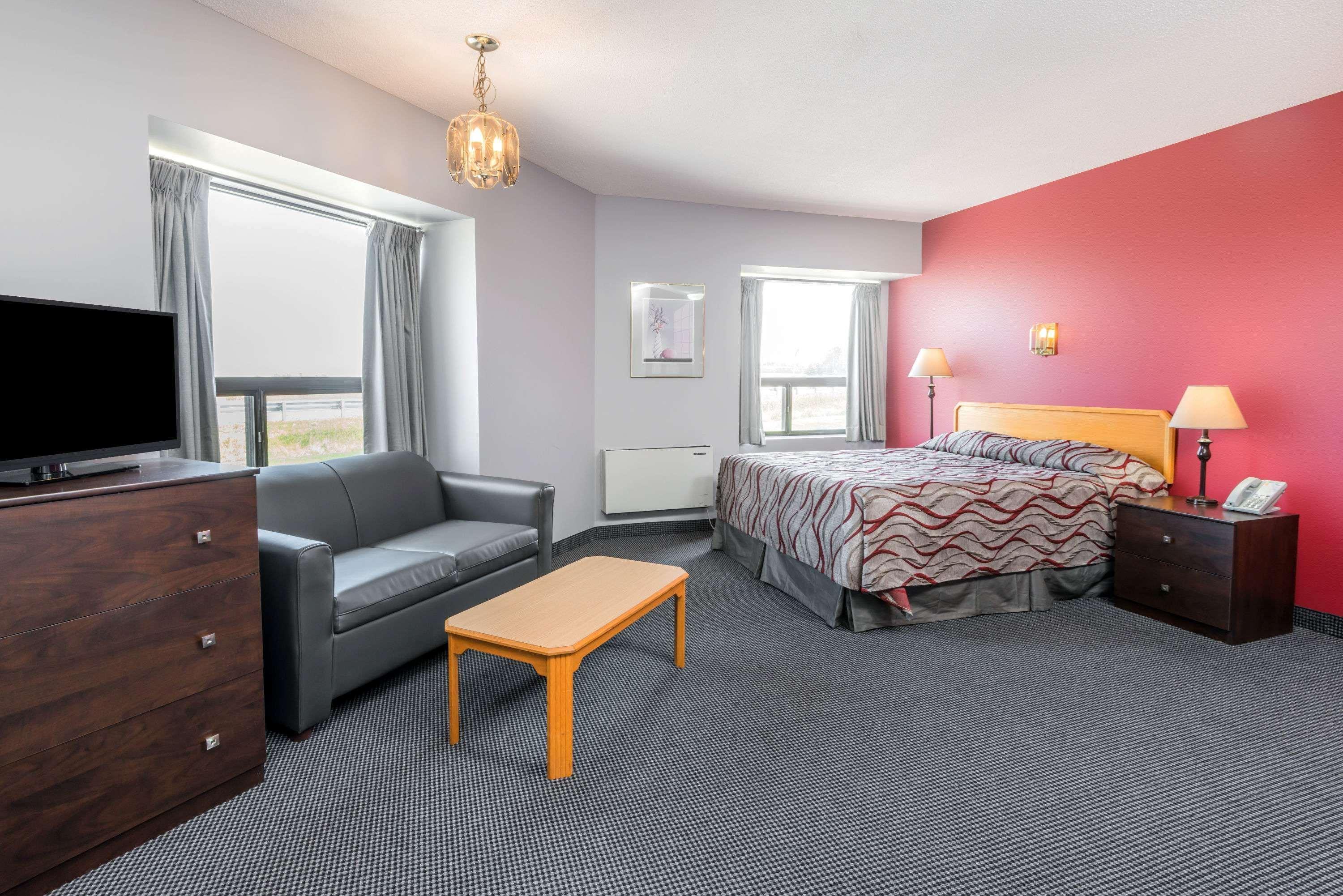 Отель Super 8 Mount Hope/Hamilton International Airport Экстерьер фото