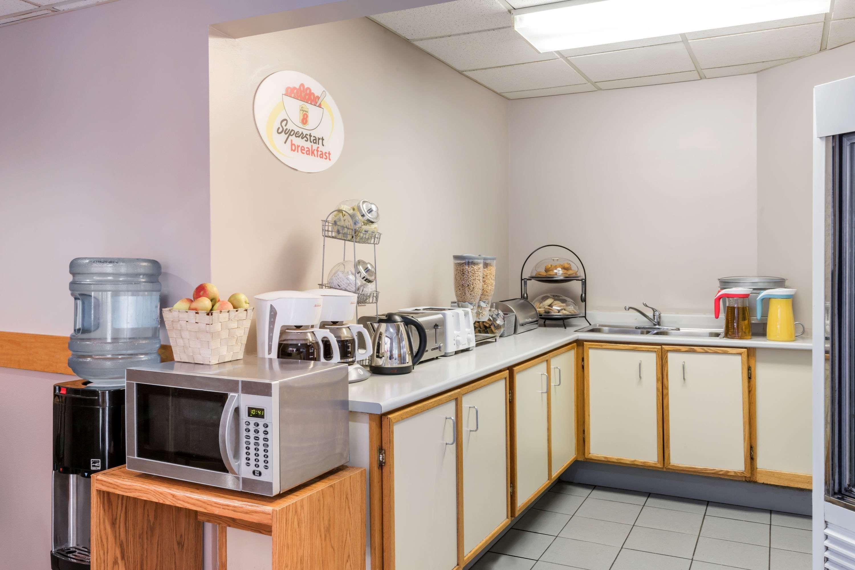 Отель Super 8 Mount Hope/Hamilton International Airport Экстерьер фото