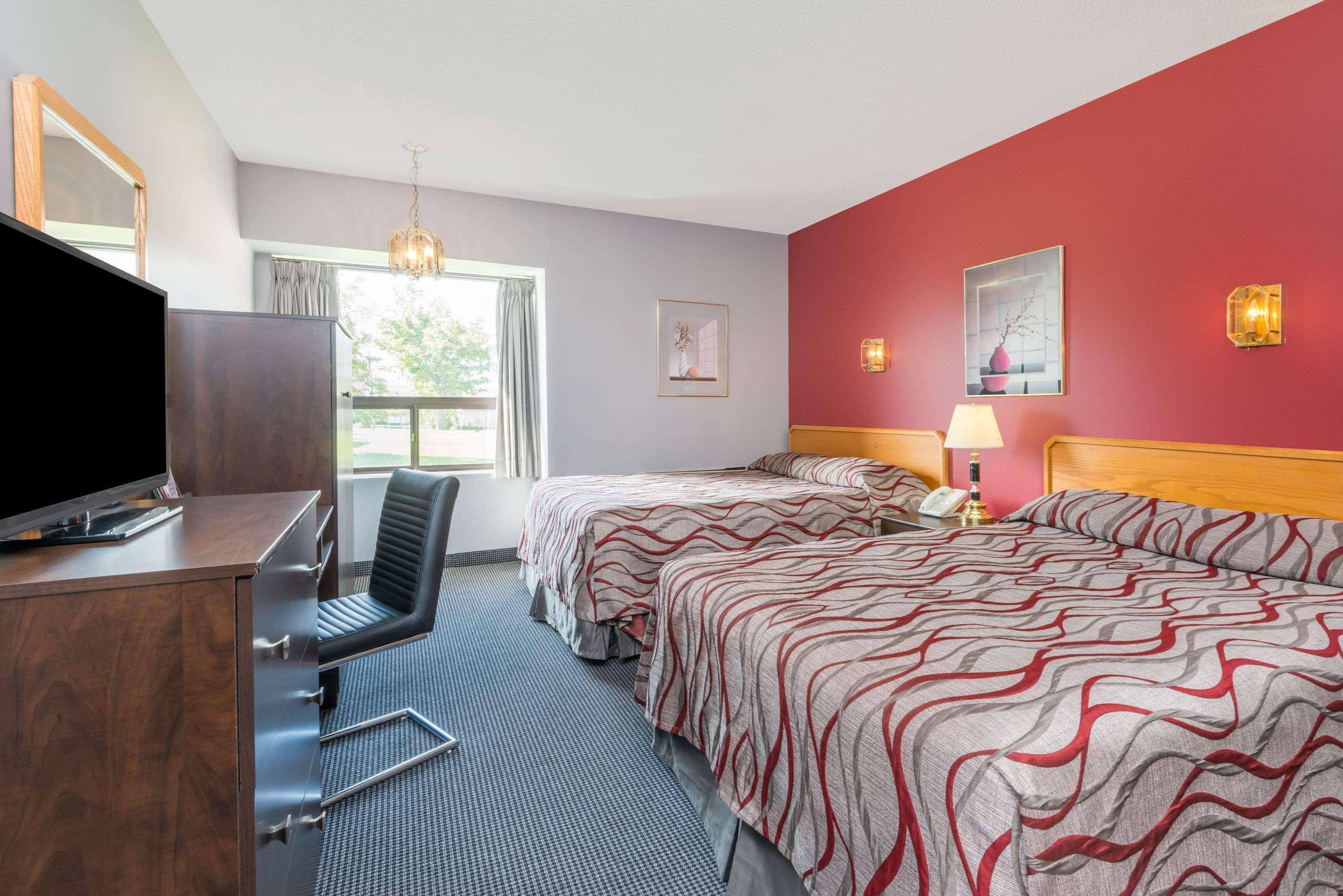 Отель Super 8 Mount Hope/Hamilton International Airport Экстерьер фото