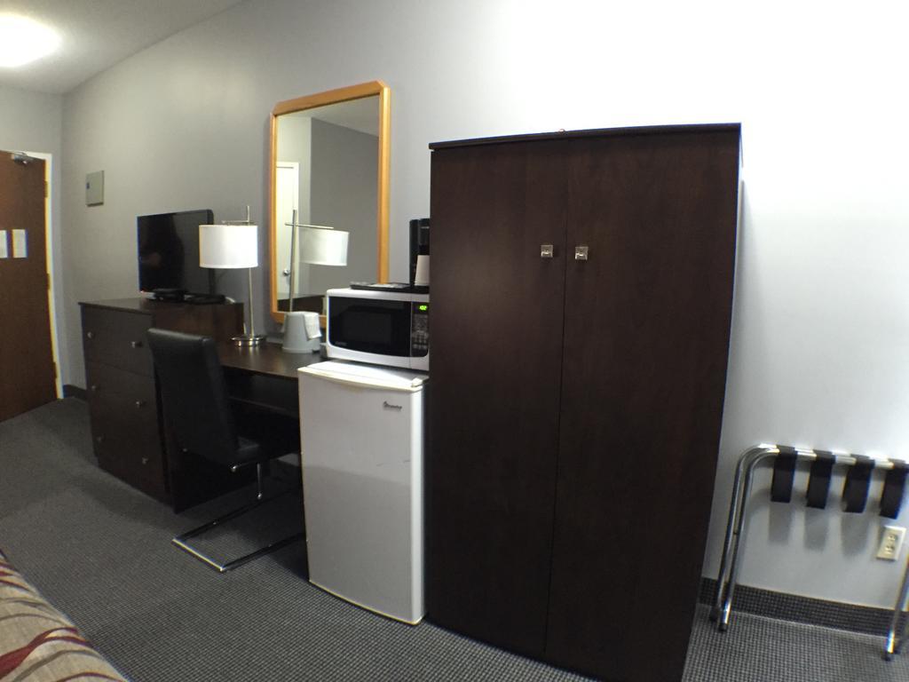 Отель Super 8 Mount Hope/Hamilton International Airport Экстерьер фото